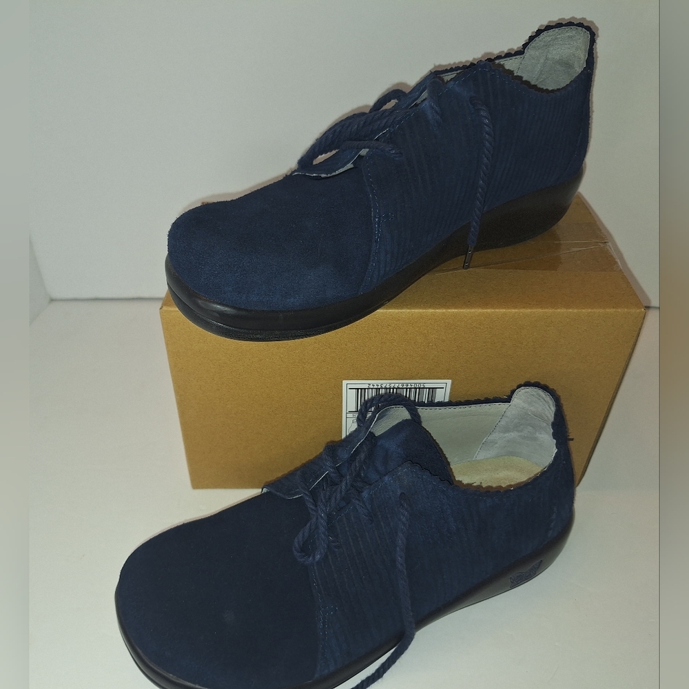Alegria size 40 (9 us) navy blue capt Corduroy pyper shoes